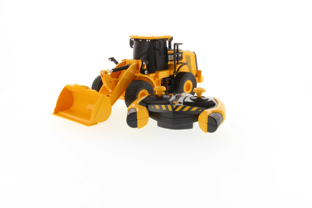 Carrera CAT R/C Car: 950M Wheel Loader (B/O) - 1:35 (37023003)