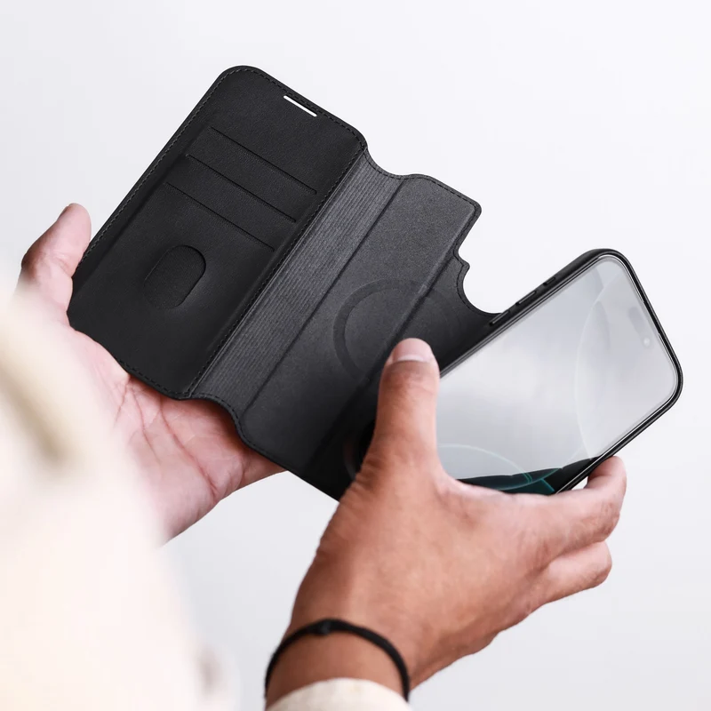 Vegan_Leather_Folio_for_iPhone_17